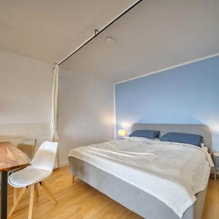 - Haus L, App 0l0606 *